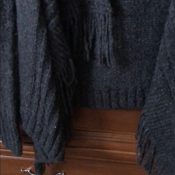 Hollister sweater - Picture 2 of 3